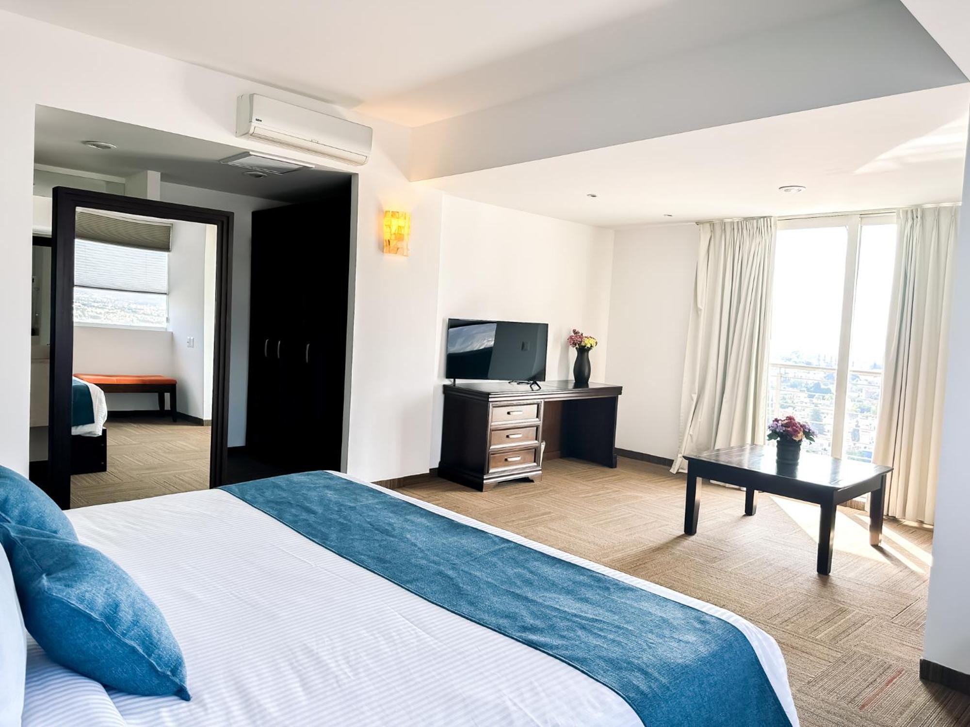 Hotel Stadium León Eksteriør billede Suite